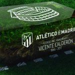 Para Pendukung Mengabadikan Rumput dari Markas Atletico Madrid