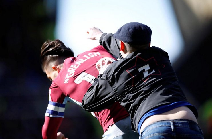 Seorang Fans Birmingham City Menyerang Kapten Aston Villa