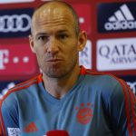 Arjen Robben Gantung Sepatu